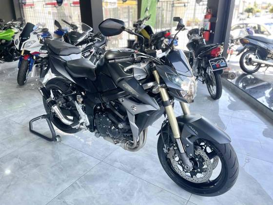 SUZUKI GSR 750 